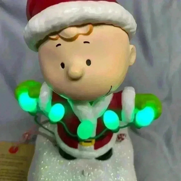 Hallmark 2015 Peanuts Gang Christmas Music and Light Show featuring Linus NWT - Picture 10 of 16